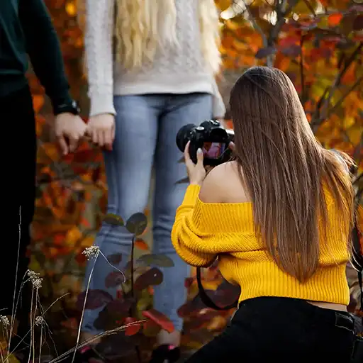 Fotografin fotografiert ein Paar im Wald