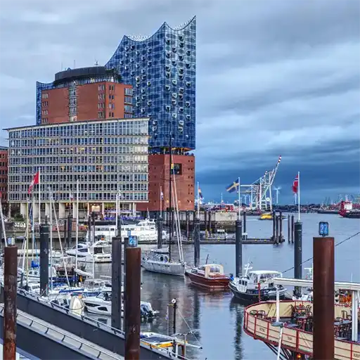 Mitten in der Stadt, umgeben von urbaner Architektur, mit Blick auf eine belebte Straße und typischem Großstadtflair – urbanes Camping-Erlebnis.