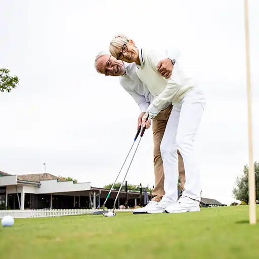 Wohnmobilstellplätze direkt am Golfplatz, umgeben von gepflegten Grünflächen und einer ruhigen, exklusiven Atmosphäre – ideal für Camper, die Golf und Erholung kombinieren möchten.