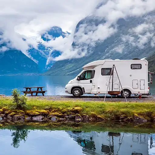 Wohnmobil auf einem Stellplatz hoch in den Bergen, umgeben von imposanten Gipfeln, felsigen Landschaften und klarer Bergluft – ideales Camping-Abenteuer in alpiner Umgebung.