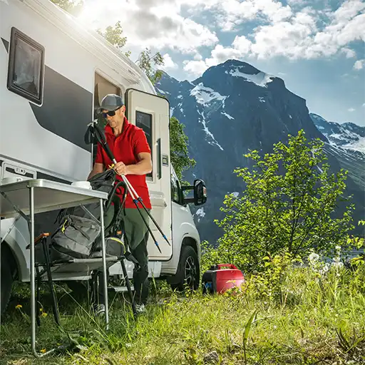 Wohnmobilstellplätze inmitten einer naturreichen Umgebung, idealer Ausgangspunkt für Wanderungen, umgeben von Wanderwegen, Bergen und Wäldern – perfekter Ort für aktive Camper und Naturliebhaber.